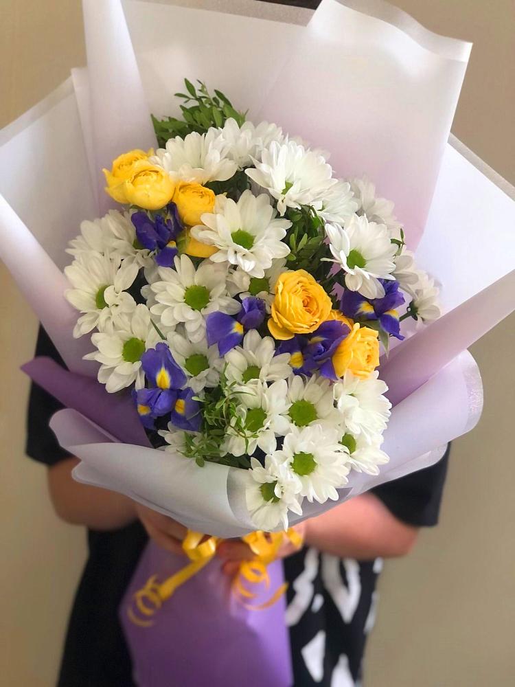 Букет цветов из: Ирисы, Хризантемы и Розы в Благовещенке