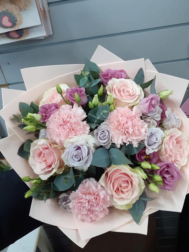 Букет цветов из: Розы, Гвоздики и Лизиантусы в Благовещенке