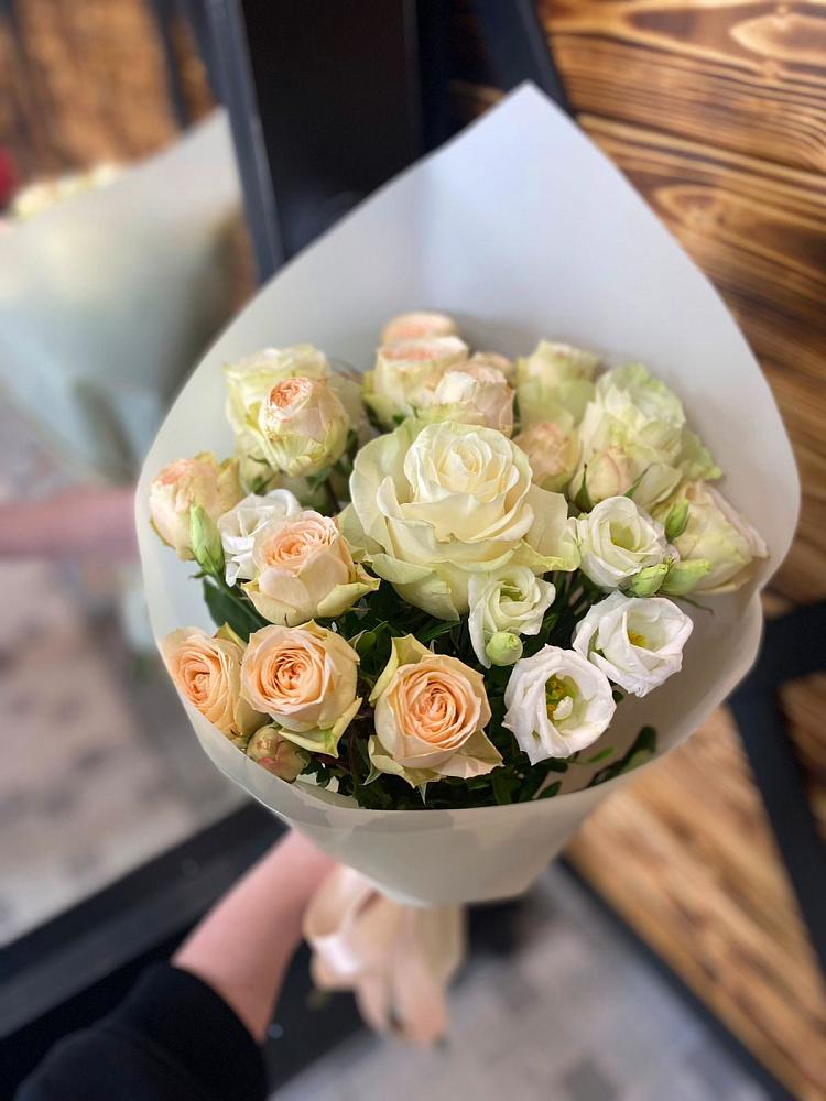 Букет цветов из: Розы и Лизиантусы в Благовещенке